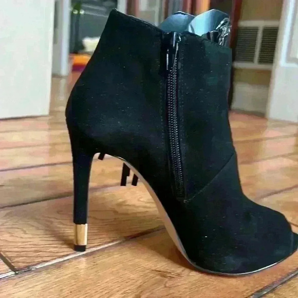 Guess Women's Black Aziz Suede Peep Toe with Fringe & Chain accent Bootie chic - Picture 4 of 6